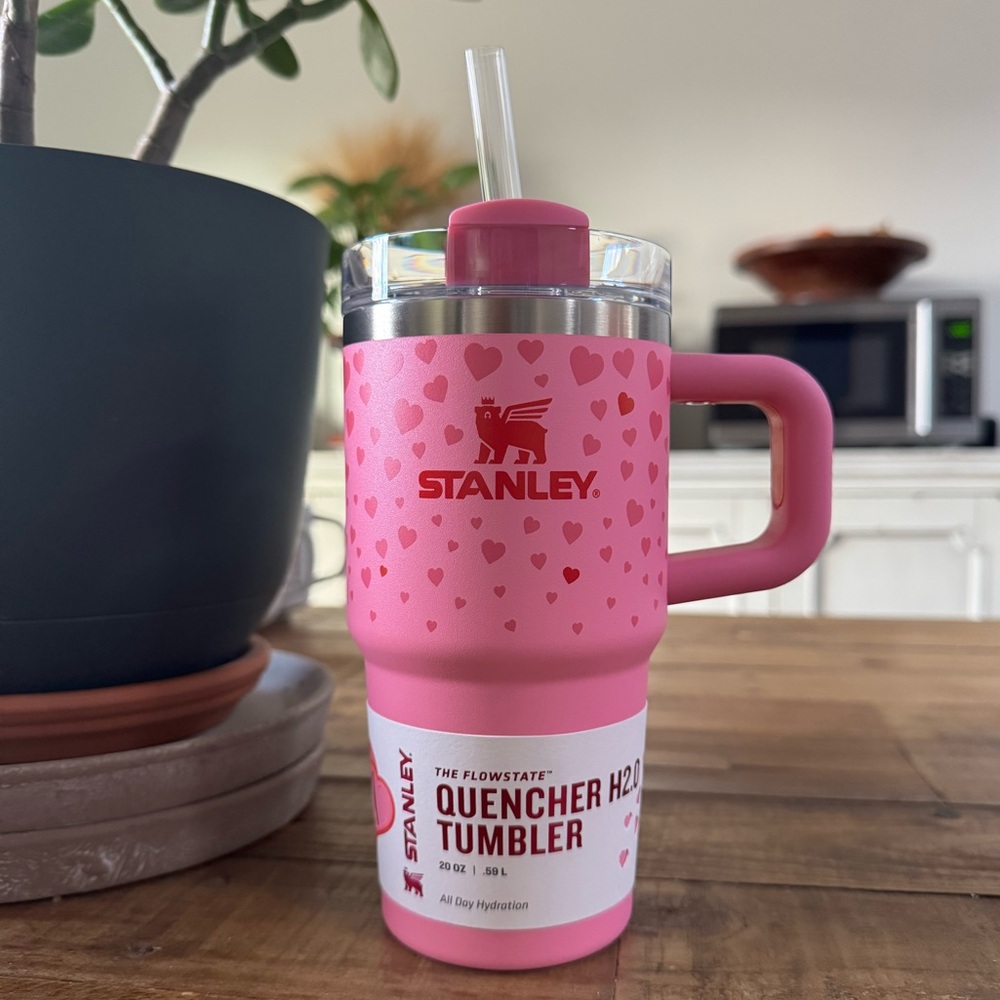 **NEW** Stanley 20oz Valentines 2025 Quencher Tumbler with Handle | Sweet Hearts